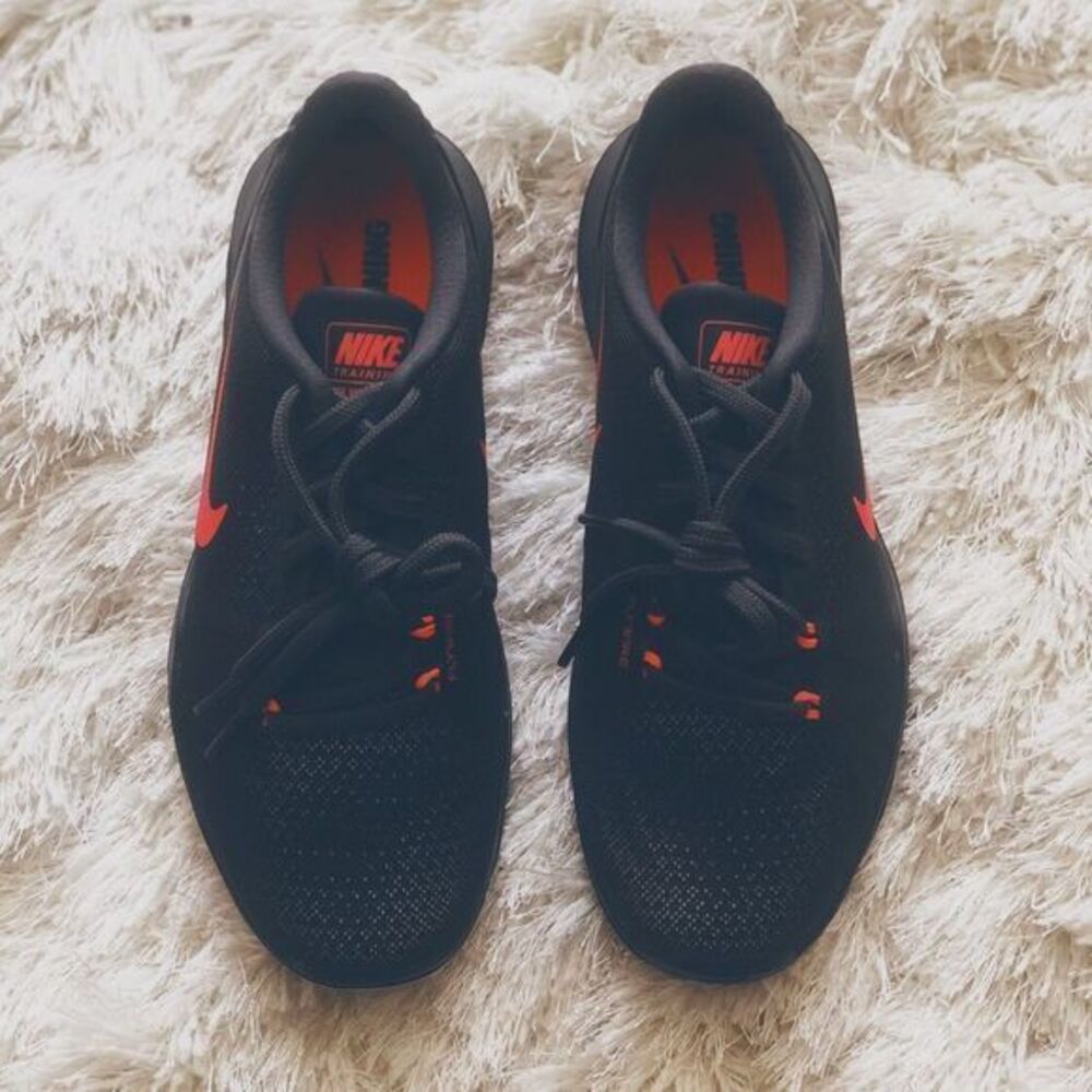 FLEX SUPREME TRAINING SNEAKER